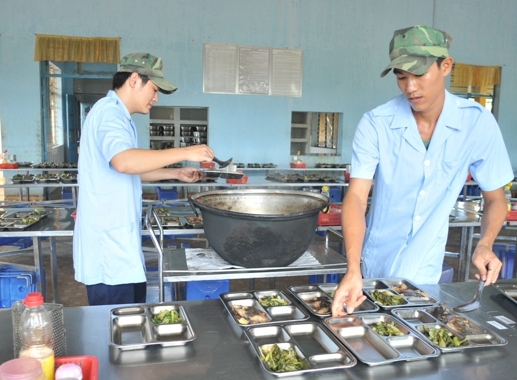 Cảm phục “chú bộ đội” nhường giường ngủ, nấu cơm… phục vụ sĩ tử - 7 Cho thức ăn vào thìa