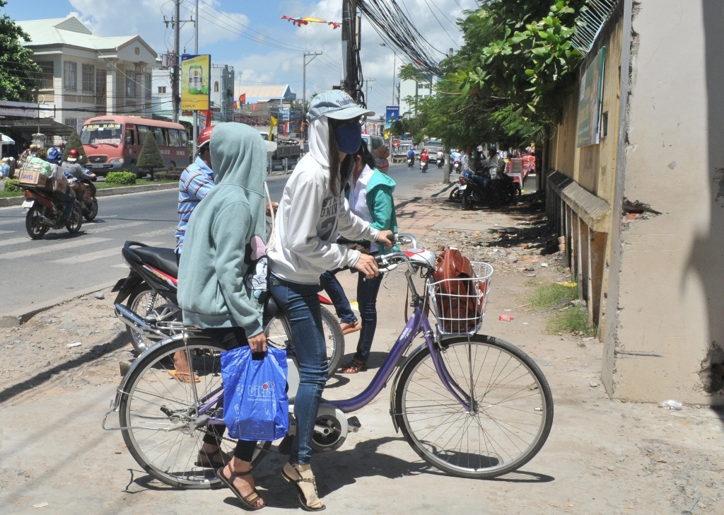 Ngày thi thứ 2: Sáng nay, hơn 900.000 thí sinh thi môn Ngữ Văn - 11 Nắng nóng các thí sinh phải ngụy trang thế này đến điểm thi