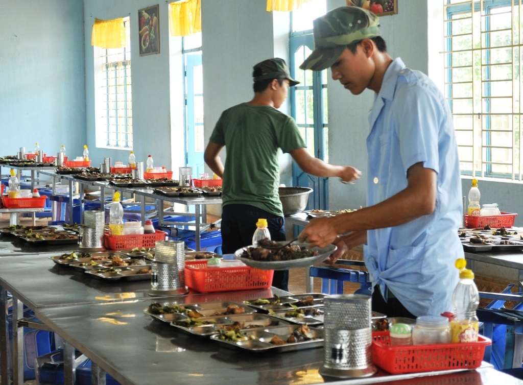 Cảm phục “chú bộ đội” nhường giường ngủ, nấu cơm… phục vụ sĩ tử - 8 Cho thức ăn vào thìa