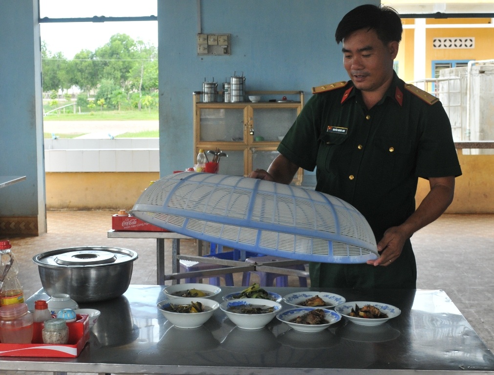 Cảm phục “chú bộ đội” nhường giường ngủ, nấu cơm… phục vụ sĩ tử - 9 Cho thức ăn vào thìa