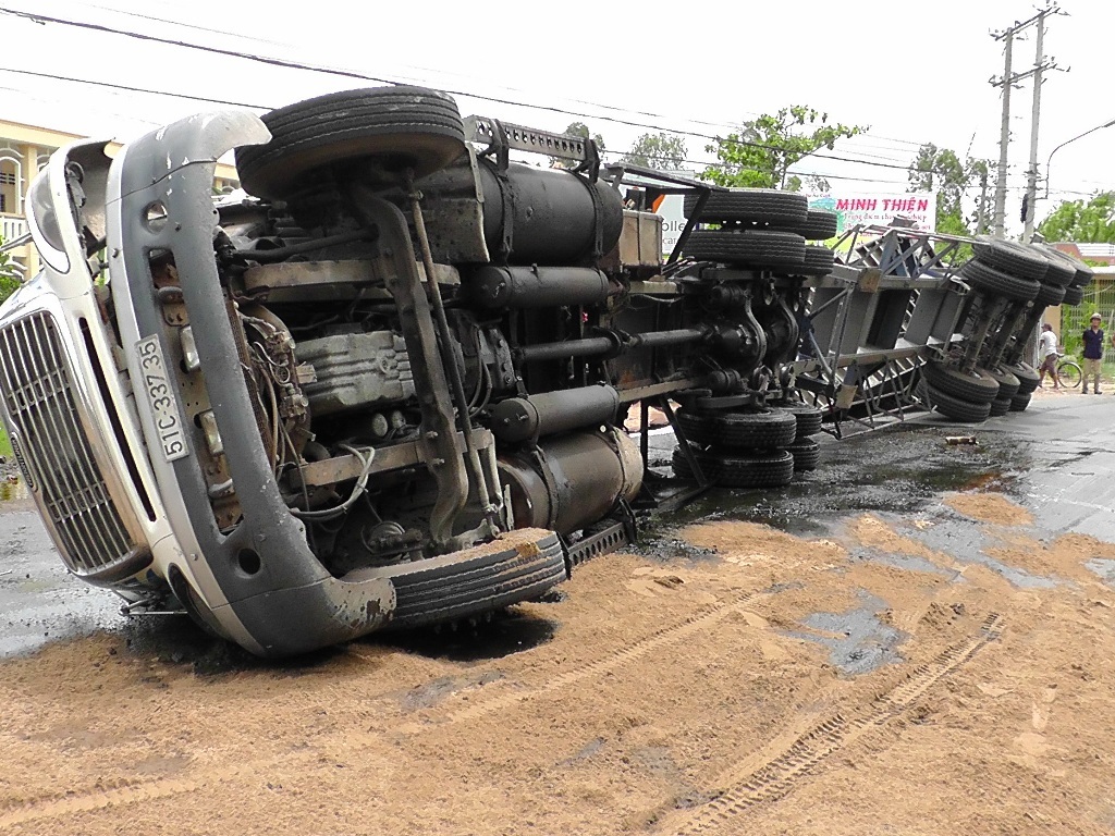 21 tấn dầu cá đổ ra đường gây cản trở giao thông