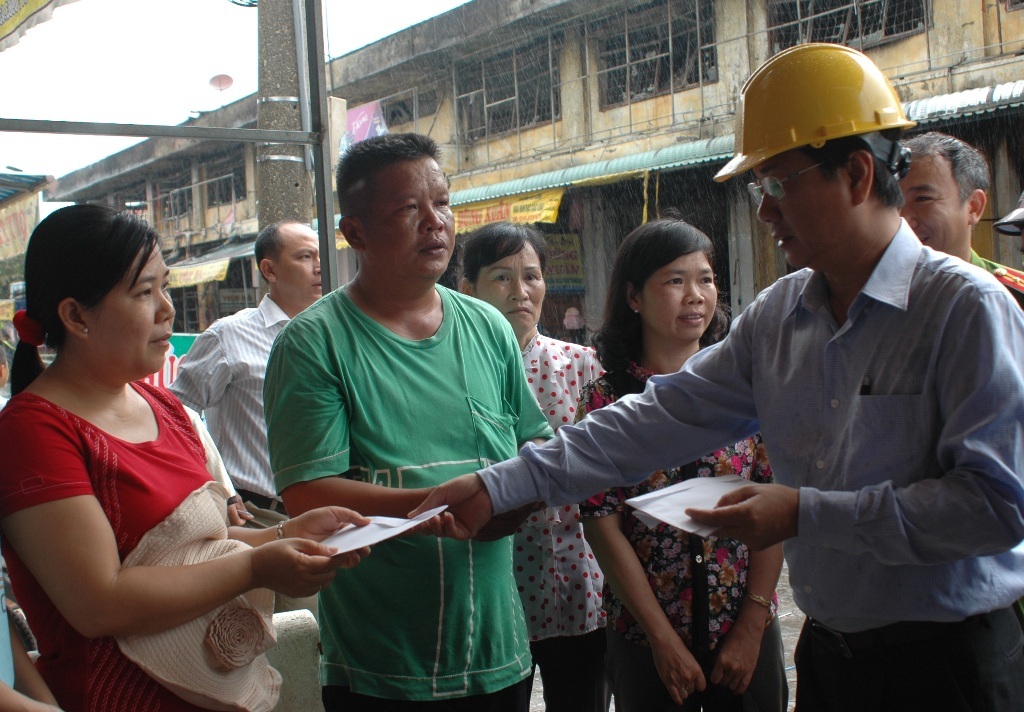 Vụ cháy rụi 21 ki ốt: Thiệt hại khoảng 10 tỷ đồng - 1 Vụ cháy rụi 21 ki-ốt tại chợ Tam Nông, thiệt hại khoảng 10 tỷ đồng