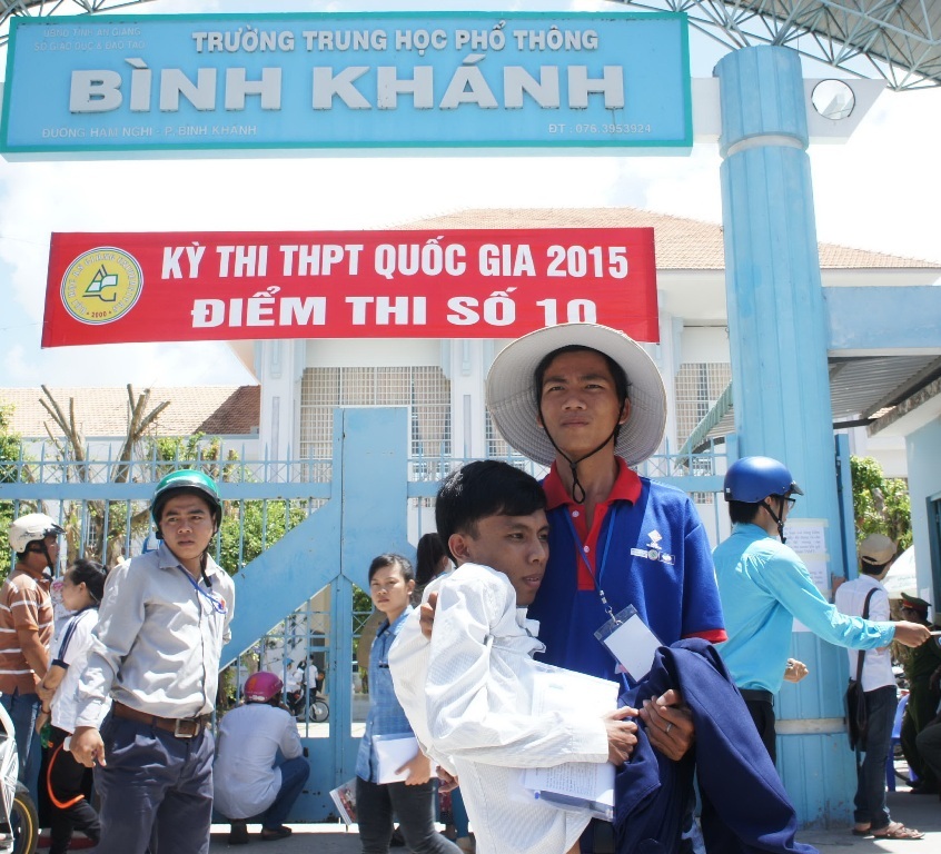Cảm động thí sinh đi thi trên đôi tay của cha và thanh niên tình nguyện - 2 Cảm động thí sinh đi thi trên đôi tay của cha và thanh niên tình nguyện