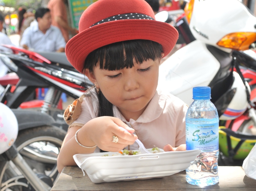 “Chiến sĩ nhí” phát cơm, nước uống cho các anh chị thí sinh - 5 Và bắt đầu phục vụ các anh chị thí sinh