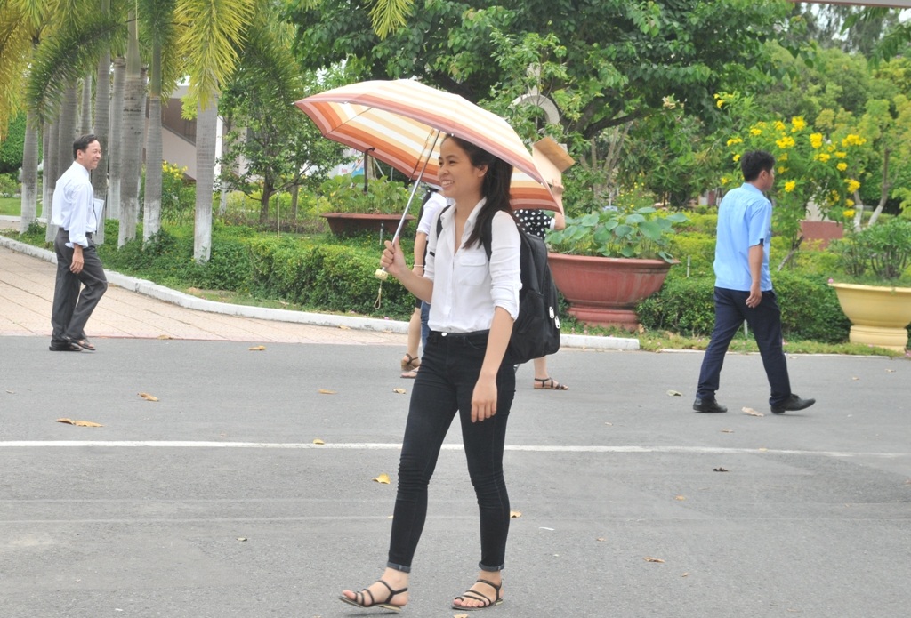 “Tuyên ngôn độc lập” vào đề thi Sử - 15 Các thí sinh và cán bộ coi thi đã nở nụ cười tươi sau khi kết thúc môn thi Lịch Sử.