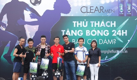 Cùng Clear Men tâng bóng nghệ thuật và nhận giải thưởng đến Tây Ban Nha - 4 Đại diện nhà tài trợ Clear Men (bìa phải) trao quà