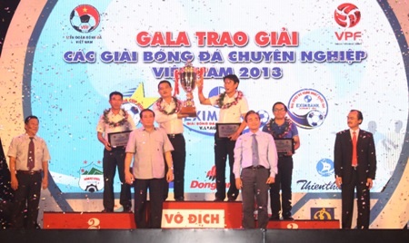 Ngôi vô địch V-League được trao cho Hà Nội T&T