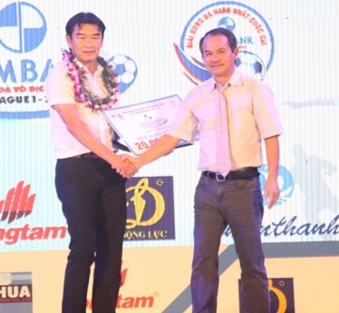 HLV Phan Thanh Hùng là HLV xuất sắc nhất mùa bóng