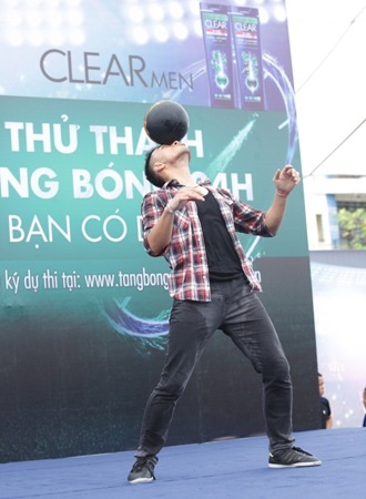 Cùng Clear Men tâng bóng nghệ thuật và nhận giải thưởng đến Tây Ban Nha - 1 Nam The Man biểu diễn trước người hâm mộ