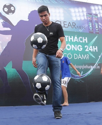 Cùng Clear Men tâng bóng nghệ thuật và nhận giải thưởng đến Tây Ban Nha - 2 Tiền đạo nổi tiếng Việt Thắng cũng tham gia tâng bóng