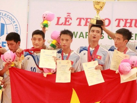 Các VĐV chủ nhà giành HCV đồng đội nam