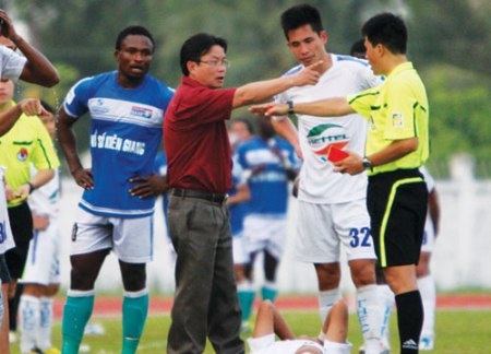 Giới trọng tài ở V-League: Nơi năng lực chỉ là thứ yếu - 1 Với nhiều CLB, một số trọng tài chẳng khác nào nỗi ám ảnh