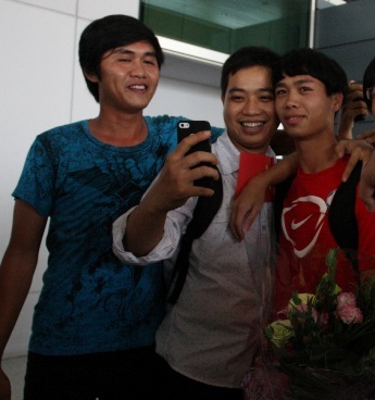 Vừa bước ra khỏi phòng làm thủ tục là các cầu thủ