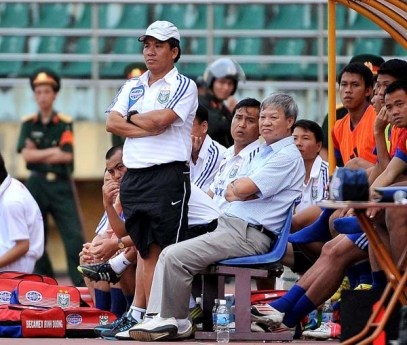 HLV Nguyễn Minh Dũng (đứng) tạm thời giữ ghế  thuyền trưởng của B.Bình Dương