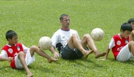 HLV Guillaume Graechen: “Đào tạo trẻ phải yêu trẻ” - 2 ... sẵn sàng chơi đùa cùng các cầu thủ nhí của 6 năm trước