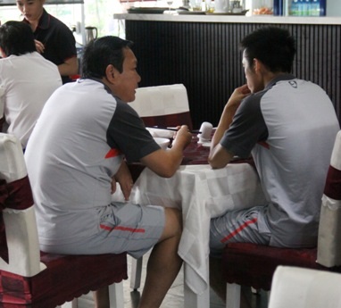 HLV Hoàng Văn Phúc không phục quyết định của VFF - 1 HLV Hoàng Văn Phúc (trái) và đội trưởng Văn Quyết