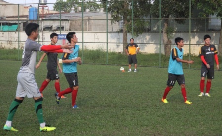 HLV Hoàng Văn Phúc vẫn ra sân tập động viên U23 Việt Nam - 3 Đứng xa xa ngó trợ lý Phù Thanh Phương điều khiển các cầu thủ