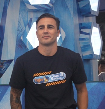 Cannavaro rạng ngời xuất hiện trước đám đông