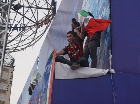 Một bạn trẻ liều lĩnh tiếp cận điểm cao để được nhìn rõ thần tượng