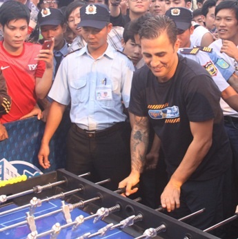 Cannavaro thử tài ở môn chơi banh bàn