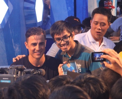 Chụp hình lưu niệm với các fan