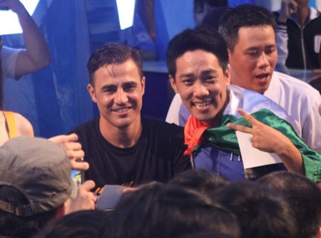 Bạn trẻ này không giấu được niềm hạnh phúc khi chụp ảnh chung với