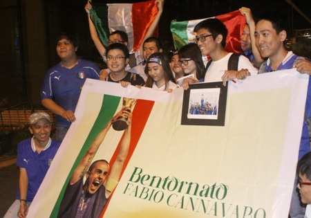 Băng-rôn mang dòng chữ (tiếng Ý): Fabio Cannavaro - mừng anh trở lại