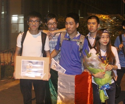 Và cảnh những tấm ảnh của anh lúc còn thi đấu