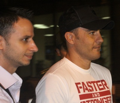 19h45, Cannavaro xuất hiện ở bên ngoài sân bay Tân Sơn Nhất