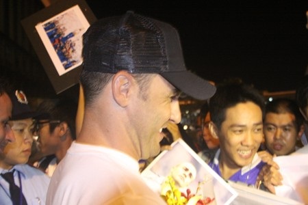 Ngay lập tức, anh bị bao quanh bởi đám đông người hâm mộ