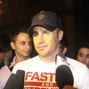 Rồi nhận lời phỏng vấn nhanh của giới truyền thông