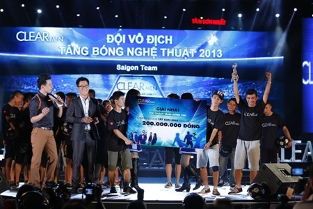 Saigon Team vô địch cuộc thi “Clear Men – Thử thách tâng bóng 24h” - 5 Đại diện nhà tài trợ Clear Men trao 200 triệu đồng cho đội Saigon Team