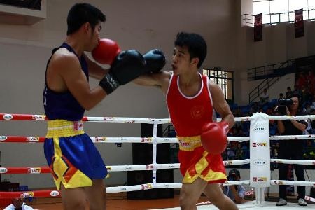 Huỳnh Ngọc Tân (đỏ) tấn công dồn dập trong trận chung kết hạng 49kg