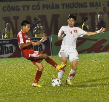 Pha bóng dẫn đến chấn thương của Thanh Hào (4)