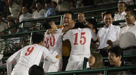 Cầu thủ U23 Việt Nam lao lên khán đài chia vui với “tướng” Phúc - 2 Ông Phúc rơm rớm nước mắt khi các cầu thủ ào lên khán đài chia vui với ông sau chiến thắng