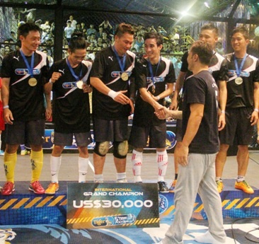 Còn các cầu thủ thì hào hứng bắt tay thần thượng