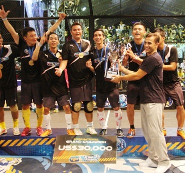 Nhà VĐTG 2006 Cannavaro trao cúp cho đội vô địch giải