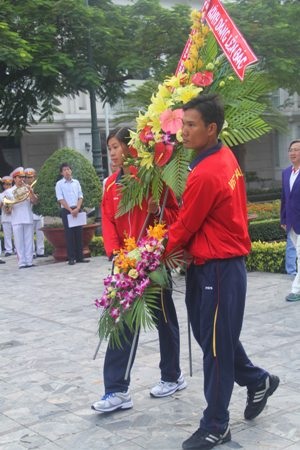 Dâng hoa lên tượng đài Bác Hồ