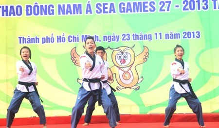 Các VĐV Taekwondo biểu diễn thể hiện khí thế của đoàn TTVN