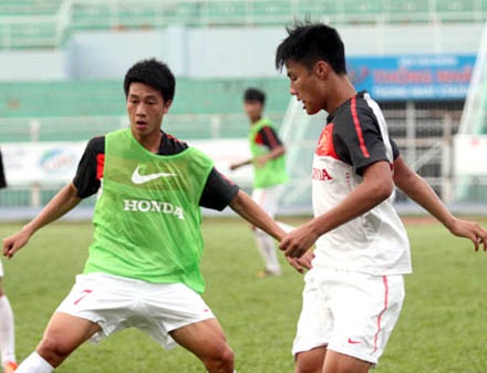 U23 Việt Nam sẽ có lực lượng mạnh nhất dự SEA Games 27 - 1 Huy Hùng (trái) sẽ kịp bình phục trước trận đầu tiên của U23 Việt Nam với Brunei ngày 8/12