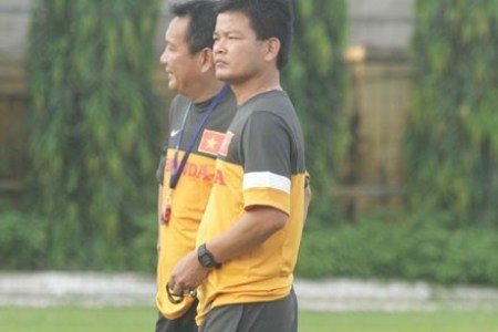 HLV Nguyễn Văn Sỹ từ chối theo đội U23 Việt Nam - 1 HLV Nguyễn Văn Sỹ (phải) sẽ không cùng HLV Hoàng Văn Phúc dự SEA Games 27