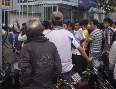 Dân phe với từng xấp vé trên tay đon đả chào mời người qua đường (ảnh: Trọng Vũ)