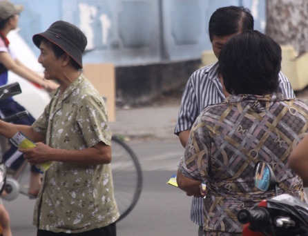 Dân phe với từng xấp vé trên tay đon đả chào mời người qua đường (ảnh: Trọng Vũ)