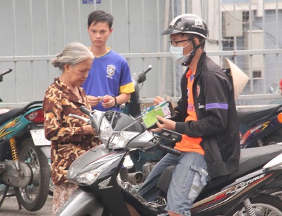 Dân phe với từng xấp vé trên tay đon đả chào mời người qua đường (ảnh: Trọng Vũ)