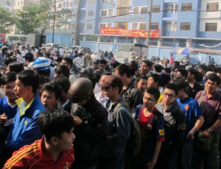 Phe vé hoạt động mạnh ở giải U19 quốc tế - 1 Ngay từ buổi sáng, người hầm mộ đã xếp hàng rồng rắn chờ được mua vé