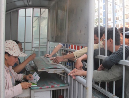 Phe vé hoạt động mạnh ở giải U19 quốc tế - 2 Những ai lọt đến cửa bán vé ở thời điểm này được cho là may mắn