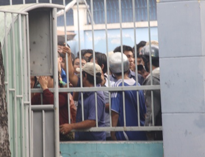 Rất đông người chờ bên ngoài phòng bán vé, dù chưa tới giờ mở cửa