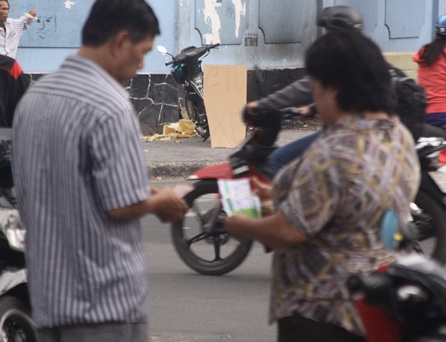 Không đủ kiên nhẫn để xếp hàng nhiều tiếng đồng hồ, vài người đã quay sang mua vé chợ đen