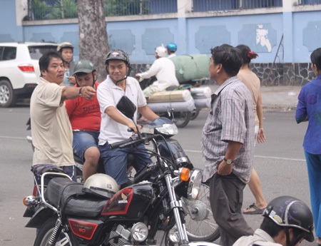 Họ chào mời người qua đường