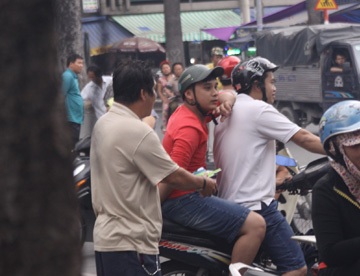 Lao theo ngả giá cho đến khi nhận được cái gật đầu từ người có nhu cầu vé